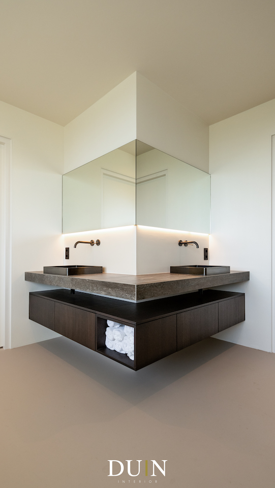 Luxe en moderne badkamer met zwevend badmeubel en gietvloer