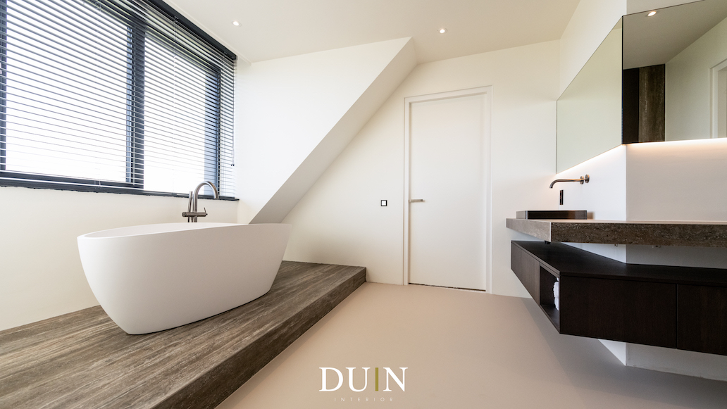Luxe en moderne badkamer met zwevend badmeubel en gietvloer