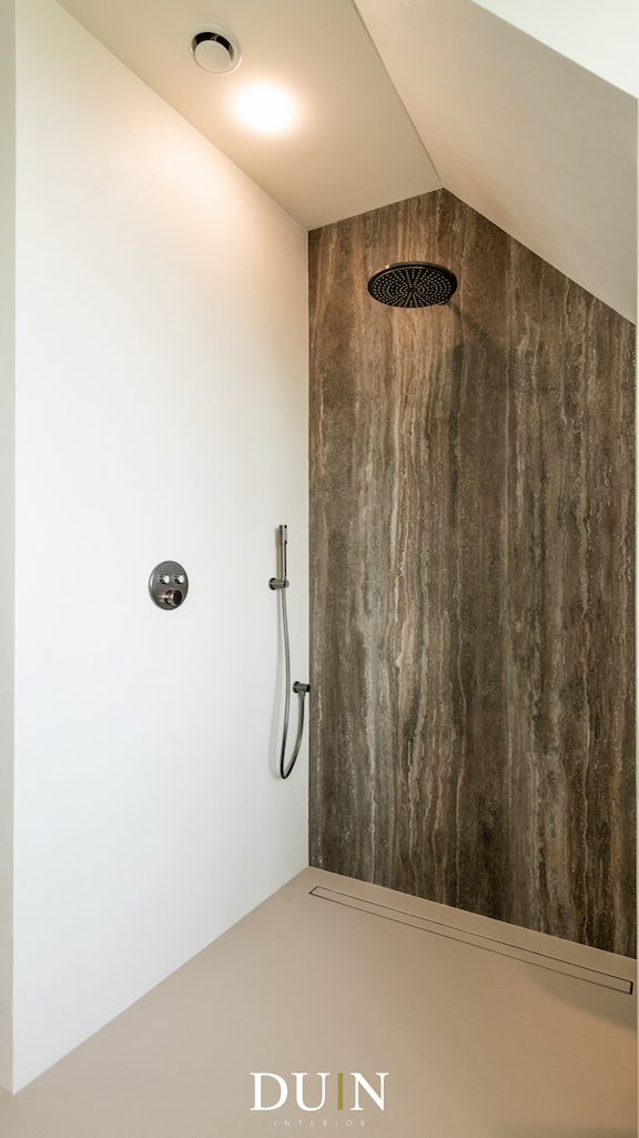 Luxe en moderne badkamer met travertin en gietvloer